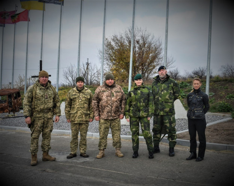 В прифронтовую Авдеевку приехали военные из Швеции