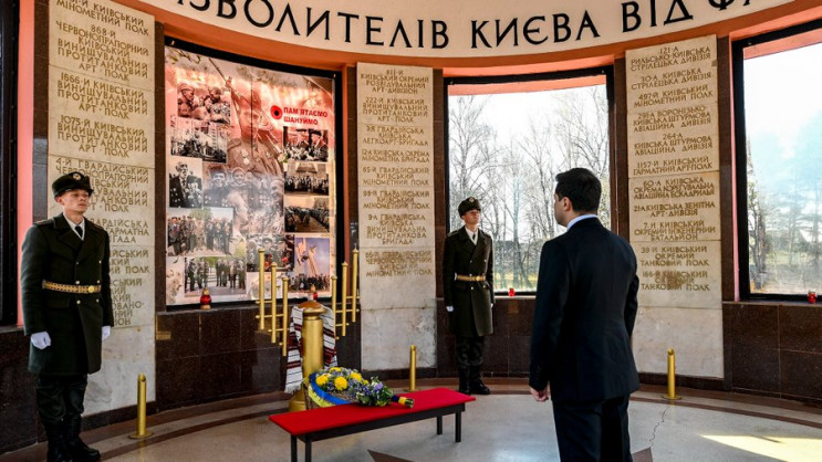 “Не забудем никогда!”: Зеленский поздравил с годовщиной освобождения Киева от нацистов