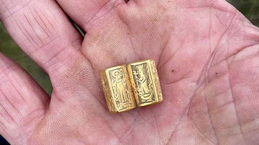 Лежала в земле 600 лет: британка нашла золотую мини-Библию (ФОТО)