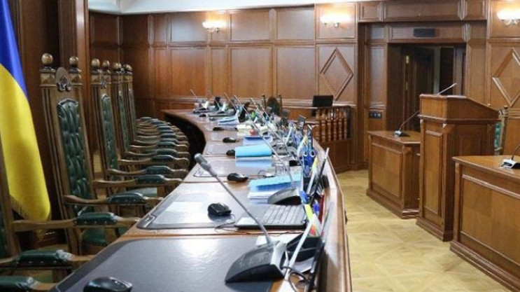 Офис президента “открестился” от лоббирования кандидатов в Конституционный суд