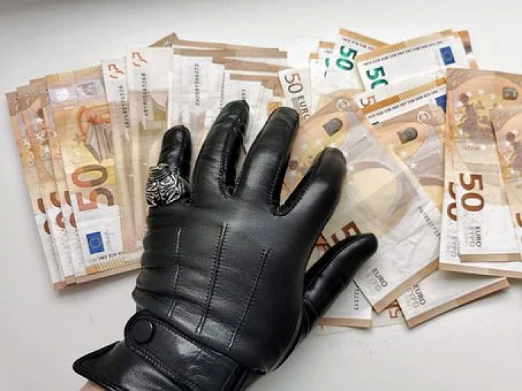 С начала года суд по материалам СБУ наказал почти 100 чиновников-коррупционеров