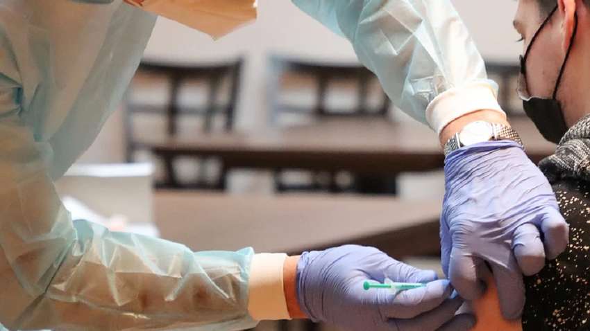 Как украинцам получить тысячу за вакцинацию и когда подавать заявку: рассказали в Кабмине