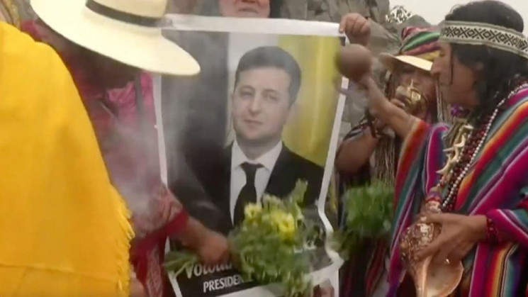 В Перу шаманы провели обряд “очищения” Зеленского: Обсыпали его портрет листьями коки (ВИДЕО)