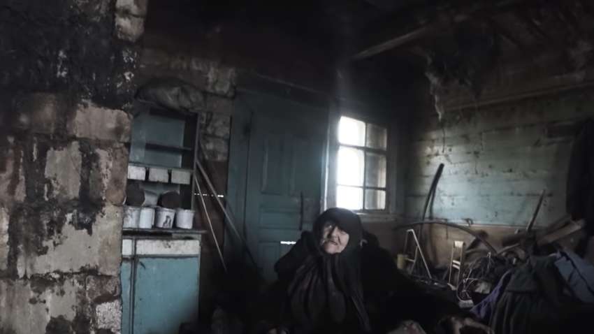 Среди поля, без тепла и света: одинокая 85-летняя женщина живет в аварийном доме