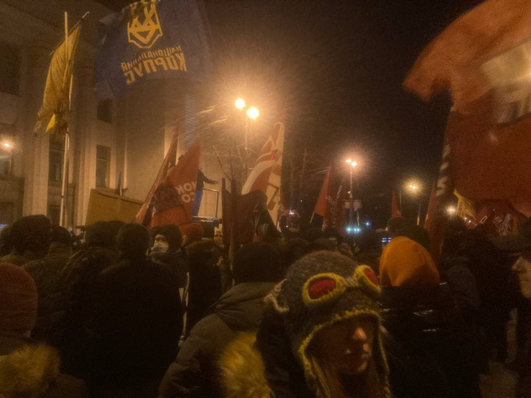 Протестующие мимо Кабмина возвращаются на Майдан