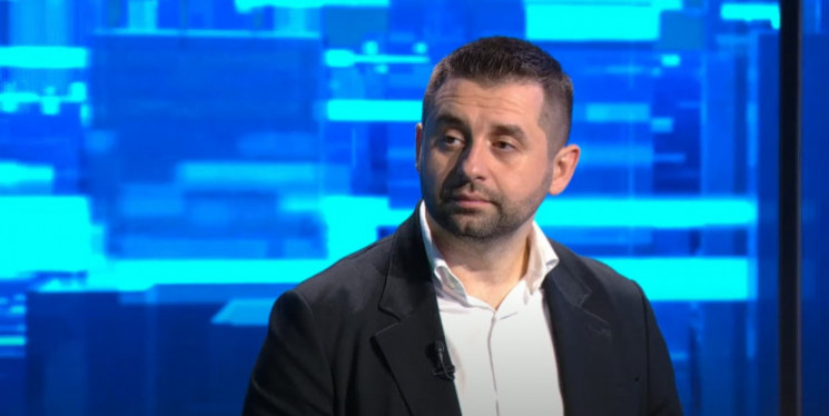 Арахамия обвинил Ахметова в подкупе нардепа Сохи, который ушел от “слуг”