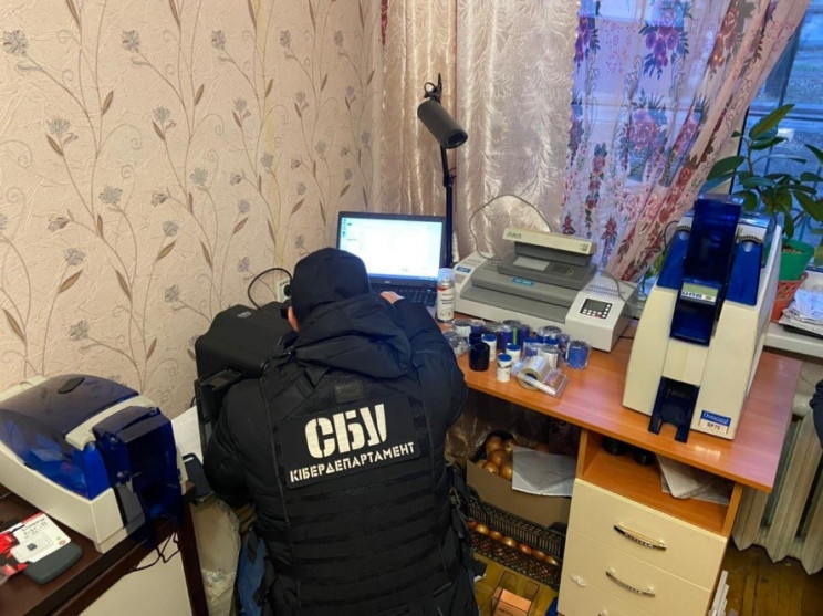 Правоохранители задержали дельцов, которые подделывали документы на угнанные авто