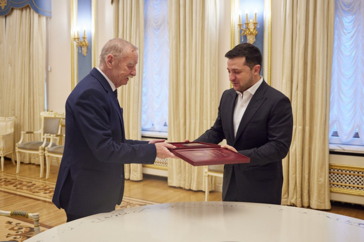 Зеленский вручил орден Героя Украины Покладу, которого хотел поздравить с юбилеем по Viber