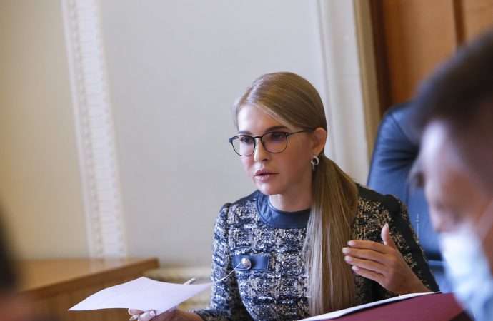 С новой прической и в платье с кожаными вставками: Тимошенко пришла в Раду в стильном образе