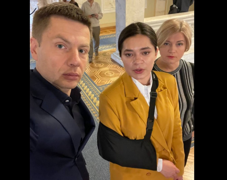 Охрана Зеленского во время пресс-марафона травмировала журналистку, она до сих пор лечится, – нардепы