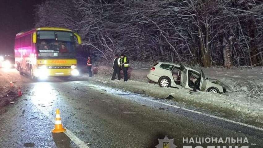В Тернопольской области столкнулись микроавтобус и автомобиль, 9 человек пострадали (ФОТО)