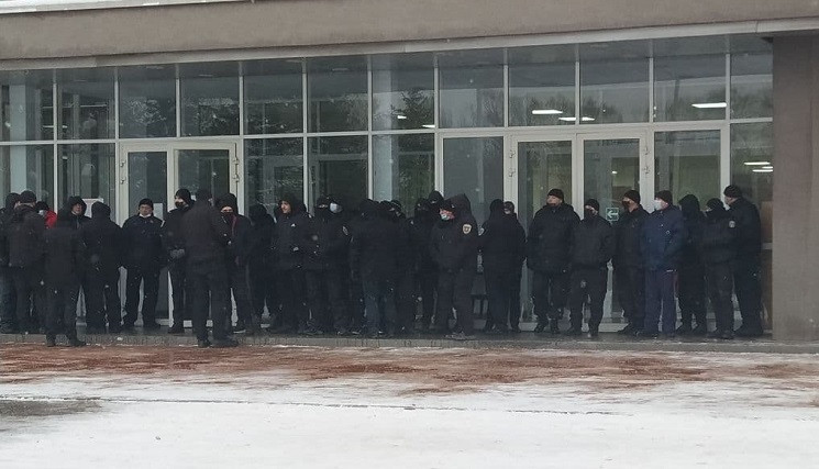 В Кривом Роге сессию горсовета охраняют десятки полицейских (ФОТО)