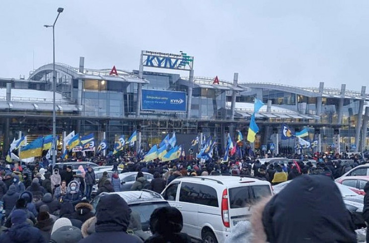В “Жулянах” Порошенко встретили 25 тыс. человек: Выступают общественные деятели, политики и ветераны (ТРАНСЛЯЦИЯ)