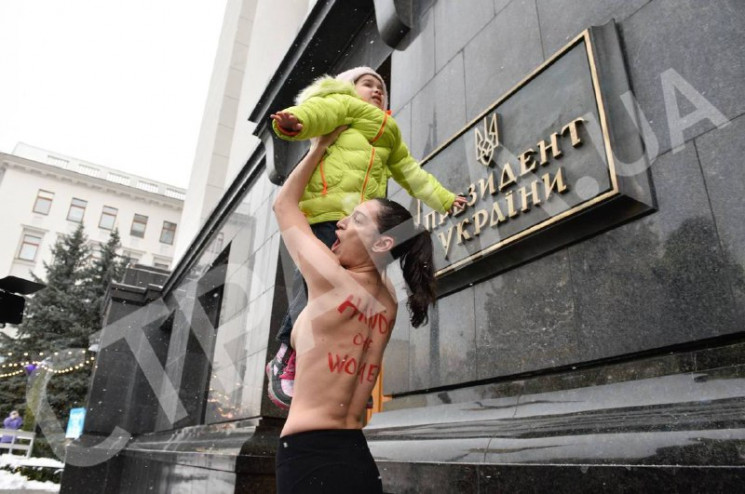 В Киеве под Офисом Президента голая активистка Femen требовала отмены военного учета для женщин (ФОТО)