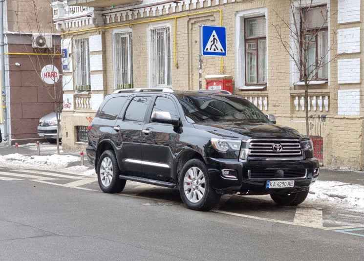 В Киеве водитель Кличко припарковался у перехода: Мэр уже заплатил штраф (ФОТО)