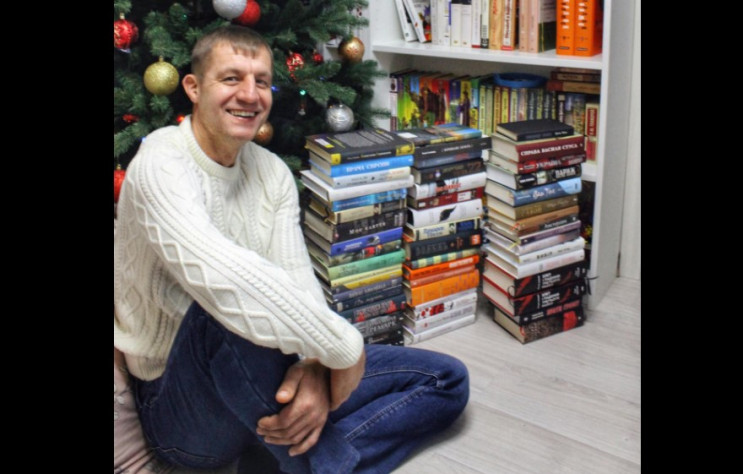 Козак Гаврилюк показал гору книг, которые прочитал за прошлый год