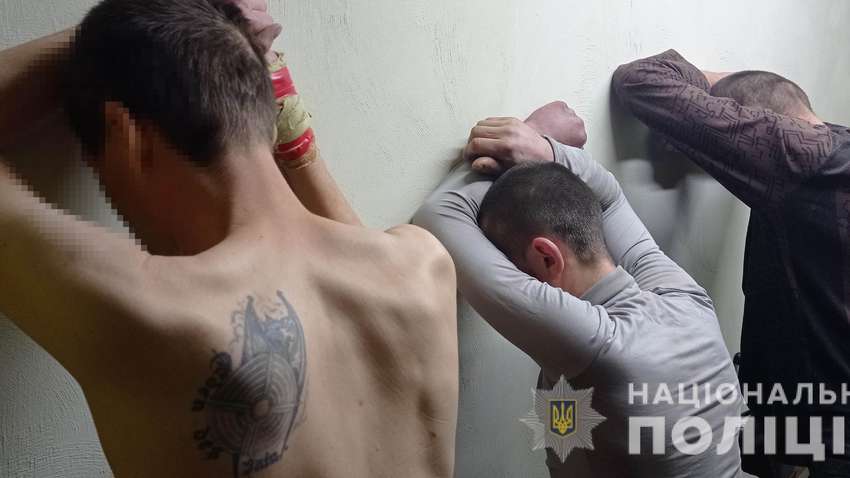 Банкиры из зоны: разоблачена банда, участники которой обчищали банковские карты украинцев прямо из тюрьмы