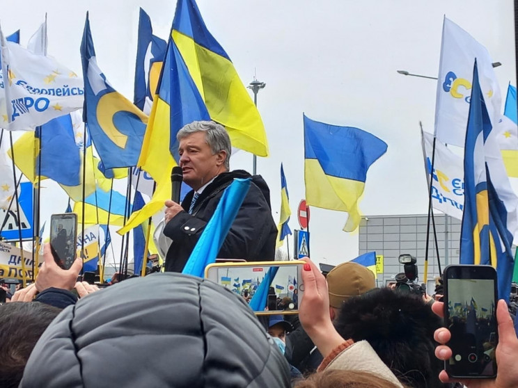 “Сомневались, что я – Порошенко”: Пятый президент прокомментировал попытку недопуска его в Украину