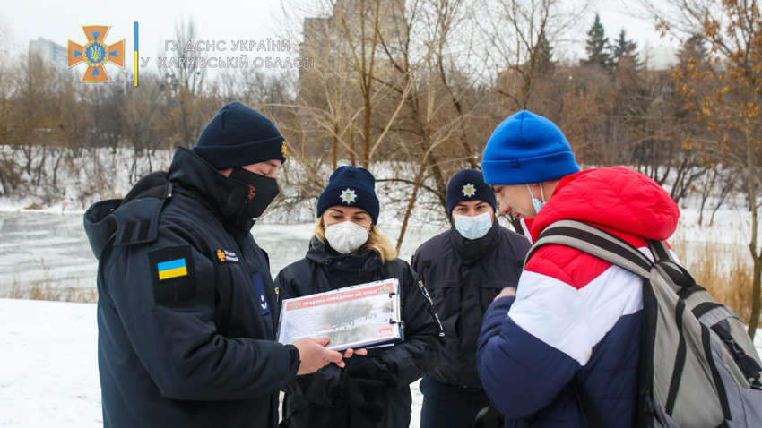 На Днепропетровщине 14-летний подросток с прохожим спасли провалившихся под лед детей