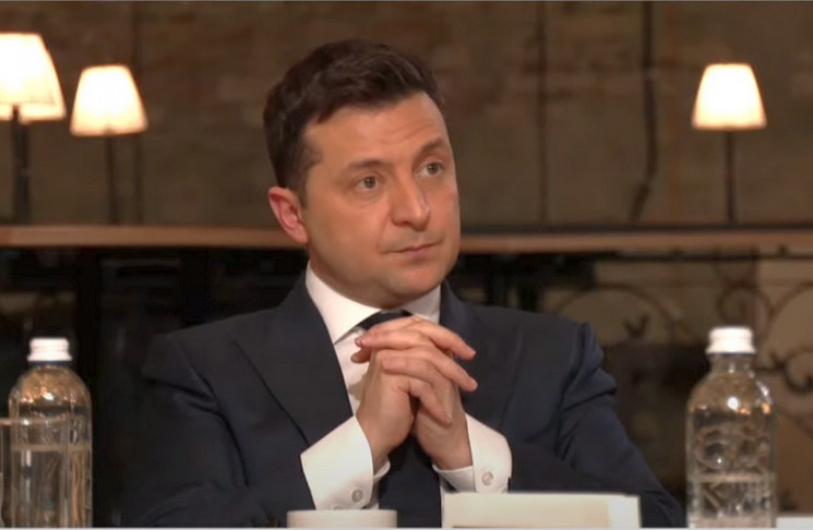 “На фоне кувшина и стакана с водой”: Зеленский показал свой первый рабочий день в новом году (ФОТО)
