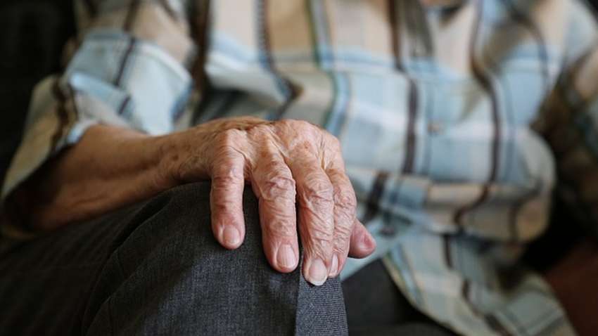 В Черкасской области 96-летняя бабушка едва не замерзла в своем доме: подробности