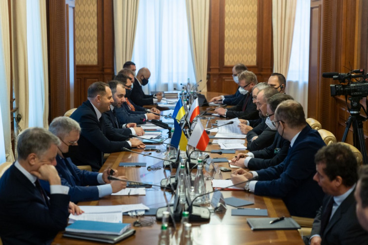 Украина с Польшей отменят ограничения на транзит грузовых вагонов