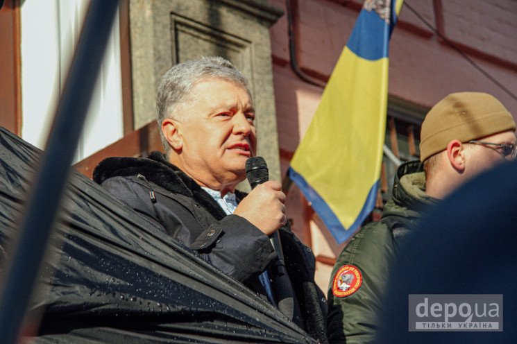 “Пришло время прихлопнуть крышку пианино”: Как проходил митинг во время суда над Порошенко в Киеве (ФОТОРЕПОРТАЖ)
