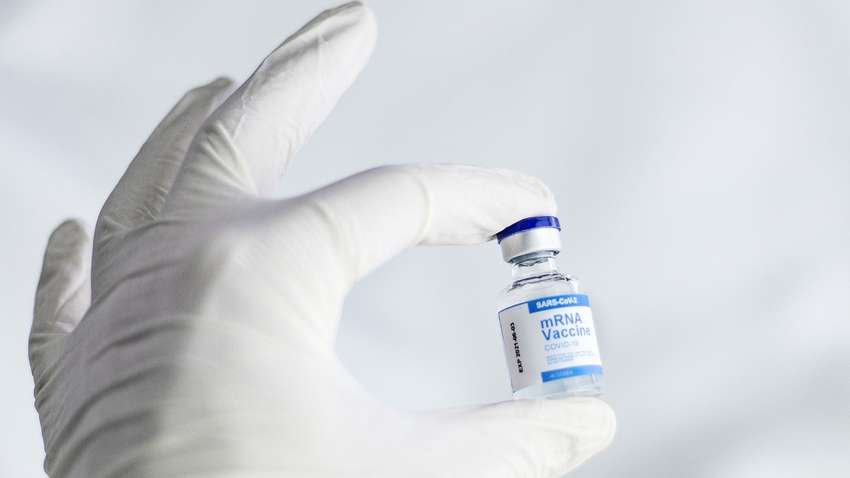 Украинцам будут платить за вакцинацию бустерной дозой: озвучена сумма выплаты