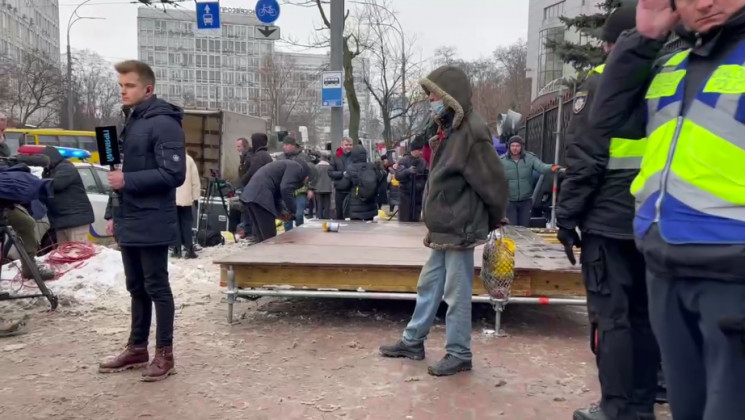 В Киеве под Апелляционным судом сторонники Порошенко устанавливают сцену (ФОТО)