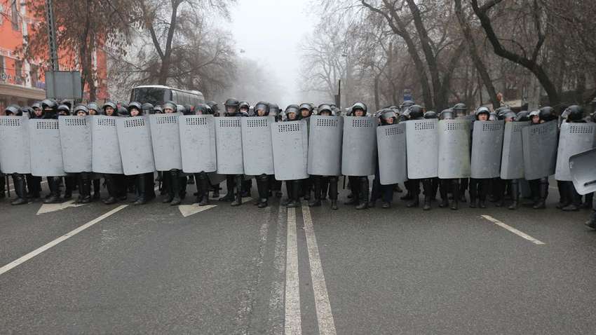 Президенту Казахстана не удается подавить протесты: бывшие советские государства предлагают помощь