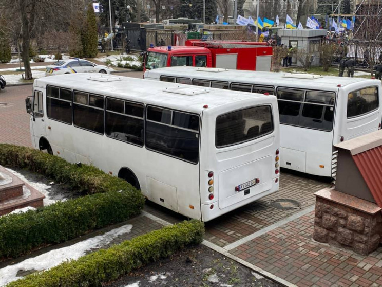 В Киеве под суд, где рассматривают дело Порошенко, массово свозят силовиков и автозаки (ФОТО)