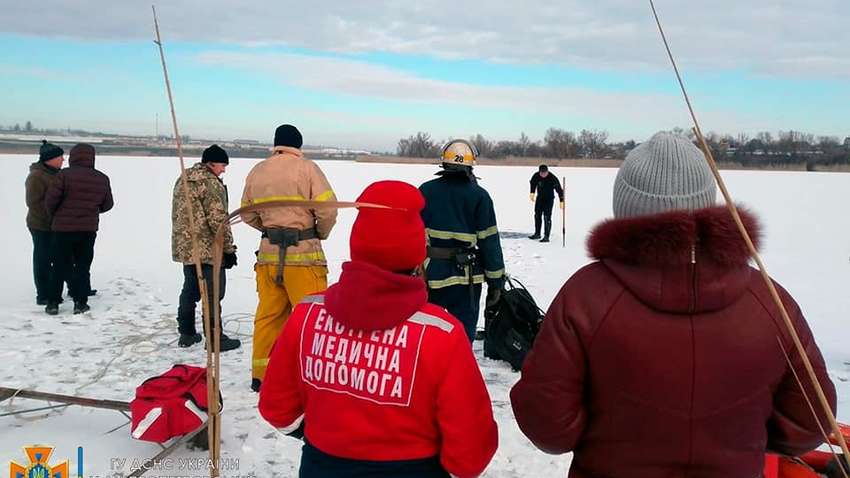 Хотел снять видео для соцсетей: возле Днепра мужчина прыгнул в прорубь, но погиб