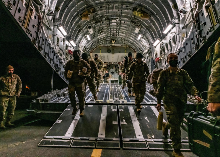 Первая группа военных США прибыла в Германию (ФОТО)