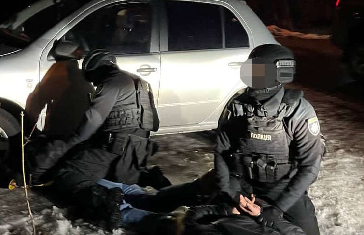Похитили мужчину и требовали $12 тысяч: в Киеве задержаны полицейские
