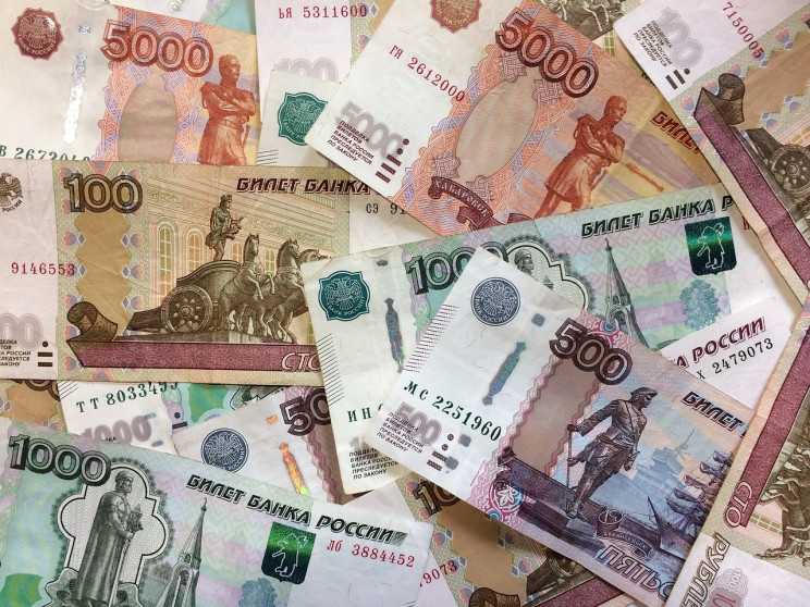 Из-за признания Россией “Л-ДНР” рубль стал самой нестабильной валютой в мире