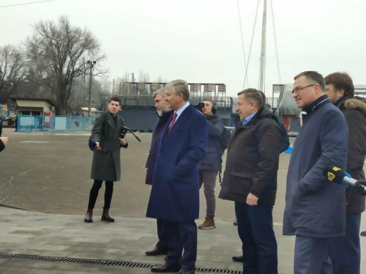 В Мариуполе ждут Зеленского: Новинский с Ахметовым уже приехали