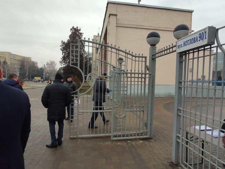 В Харькове машину Кличко не пустили на территорию дворца, где будет заседать Зеленский (ФОТОФАКТ)
