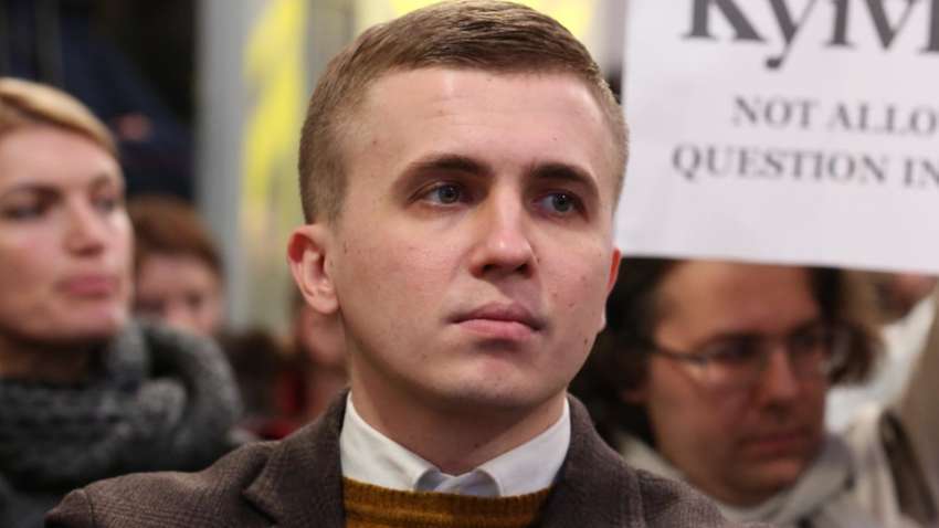 В аэропорту Днепра напали на съемочную группу Михаила Ткача