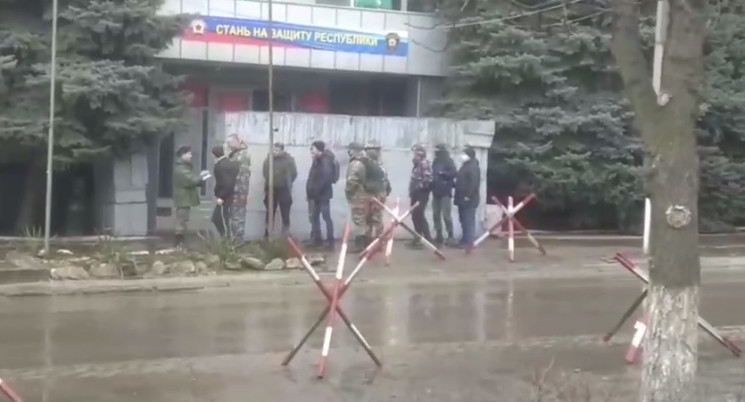 В Луганске якобы раздают оружие мужчинам