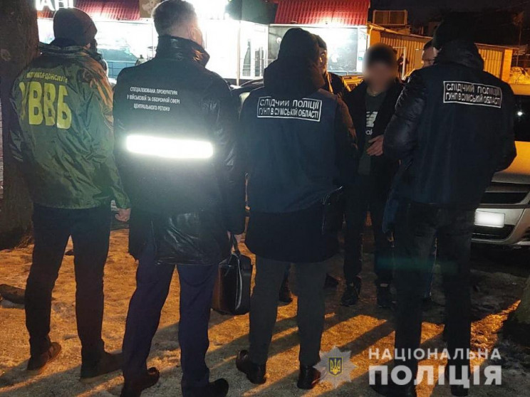В Сумской области задержали правоохранителя, который занимался сбытом оружия
