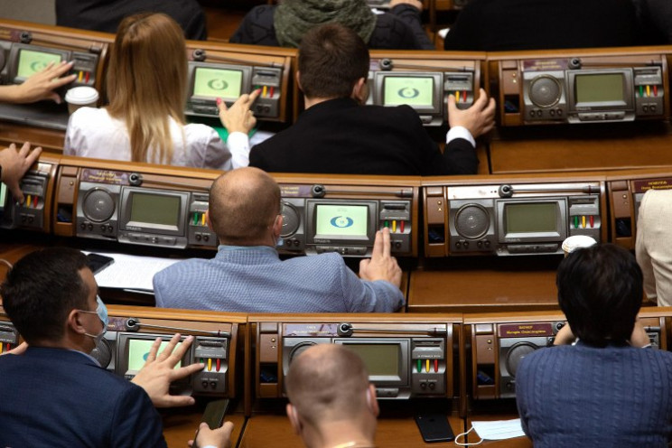 Война-войной, а обед – по расписанию: Как украинские нардепы изменили себе зарплату