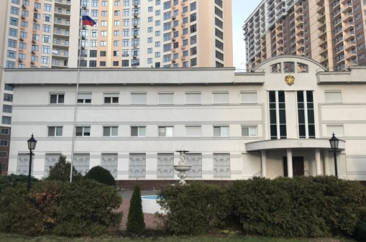 В Одессе в консульстве России горит костер: Вероятно, жгут документы