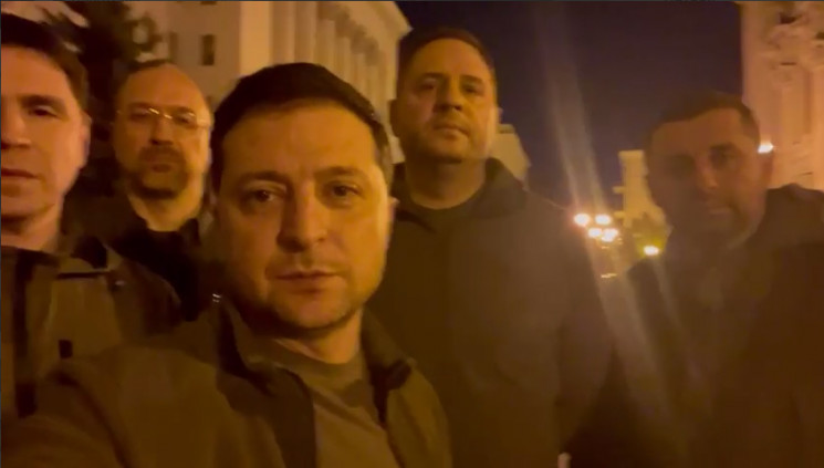Мы здесь, мы в Киеве: Зеленский записал видео из-под офиса президента
