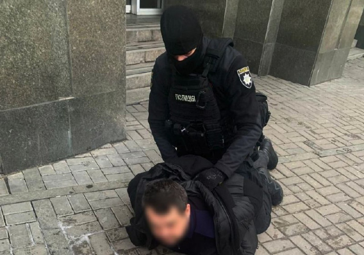 В Киеве задержали мужчину, продававшего должности, выдавая себя за родственника главы МВД (ФОТО)