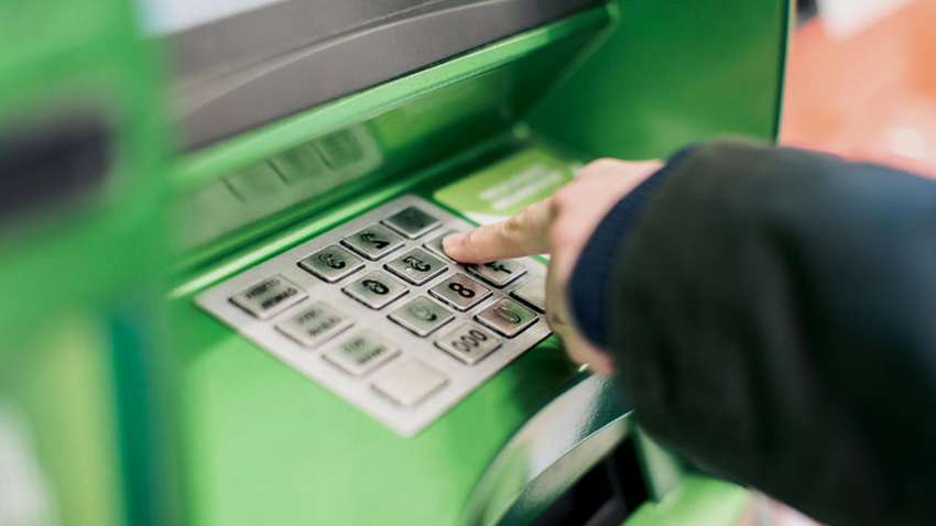 Украинцы получают сообщения об остановке работы банкоматов ПриватБанка: что известно