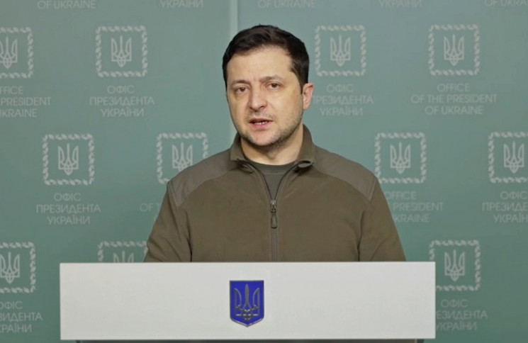 “Мы дадим вам оружие”: Зеленский призвал иностранцев защищать Украину