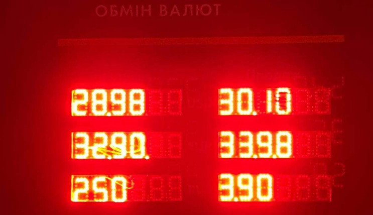 Доллар в киевских обменниках превысил отметку в 30 грн: А в Запорожье перепрыгнул даже евро