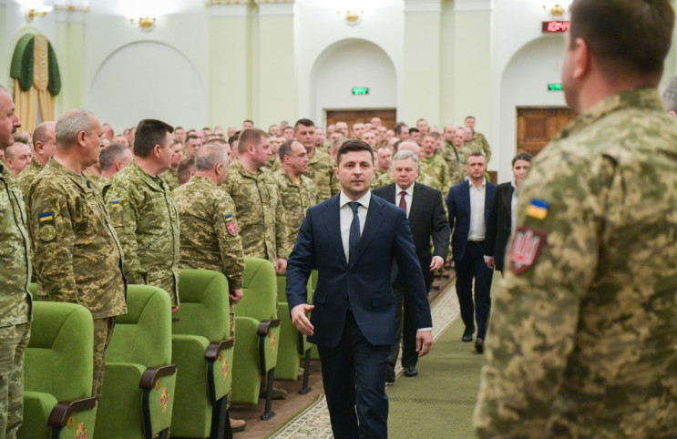 Пообещал денег, квартиры и отмену призыва: Почему военные возмущаются из-за указа Зеленского об увеличении армии