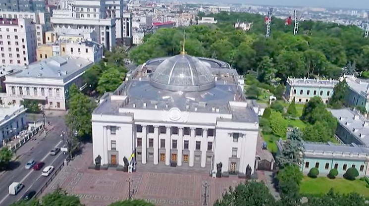 У Зеленского рассказали, кому запретят выезд за границу после объявления чрезвычайного положения