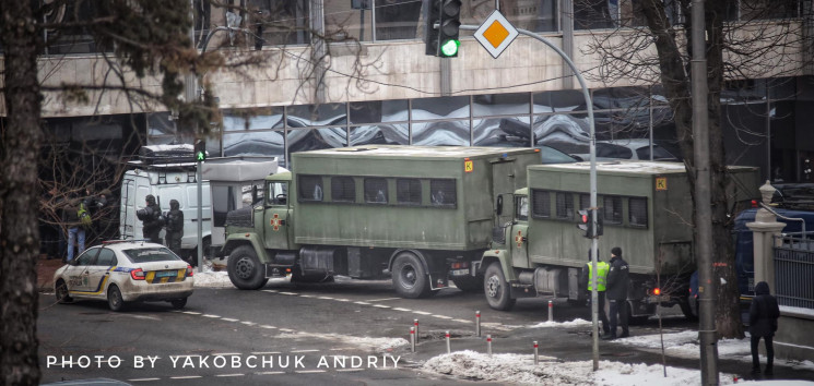 В Киеве под Раду подогнали автозаки и полицию: ФЛП готовят массовые протесты (ФОТО)